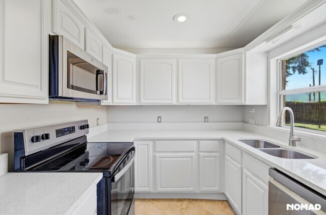 Building Photo - Updated, Large yard, quiet neighborhood, and convenient location