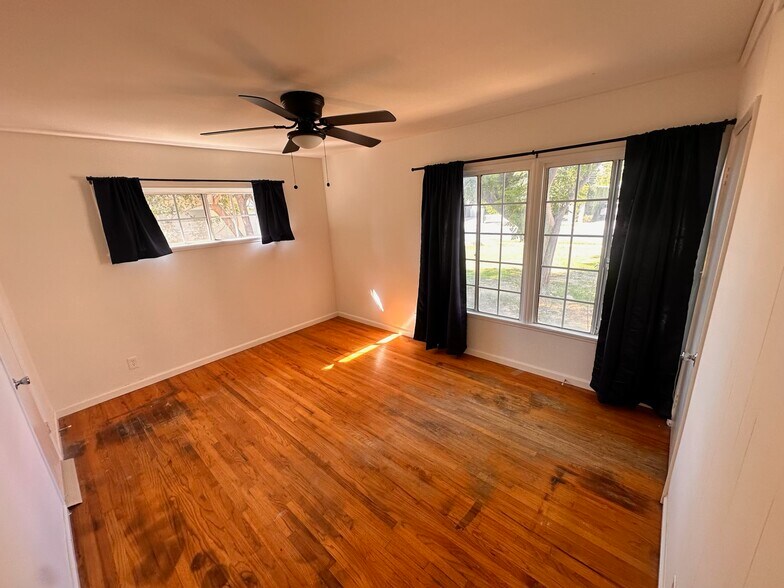 Main bedroom - 7010 Cozycroft Ave