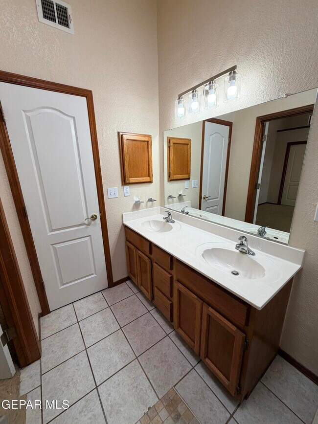 Building Photo - 1892 Lyman Dutton Cir