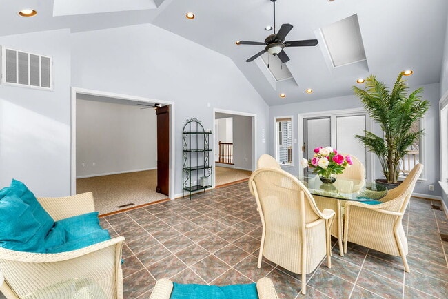 Building Photo - "Charming 4-Bedroom Retreat with Sun Room Scenic Views