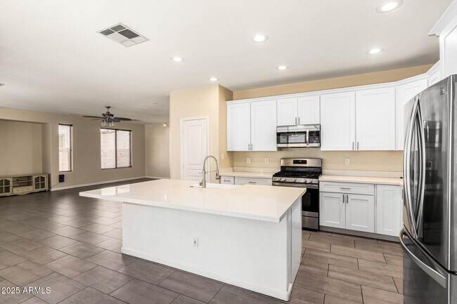 Building Photo - 6804 W Lone Cactus Dr