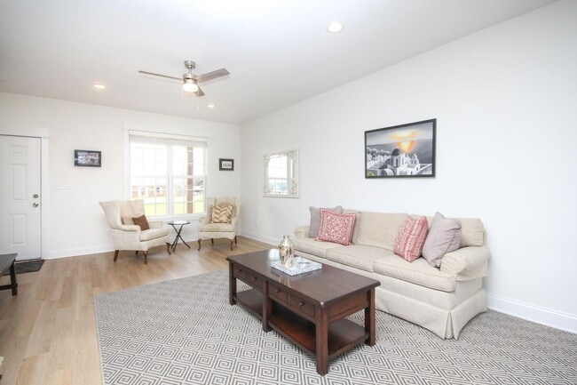 Building Photo - MOVE IN READY - LUXURY TOWNHOUSE!