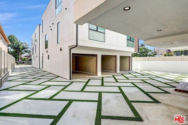 Building Photo - 1305 N Sycamore Ave