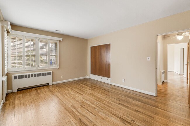 Building Photo - Bright & Inviting 2-Bedroom Home with Fenced-In Yard, Garage & Lawn Care Included