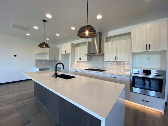 Building Photo - Close to Micron, 3 Bedroom 3 bath w/ a Million Dollar View!