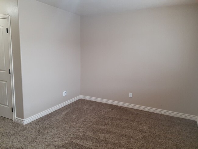 Building Photo - 2 bed 1.5 bath Lincoln Park Townhome!