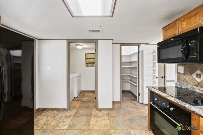 Building Photo - 322 Oakwood Loop