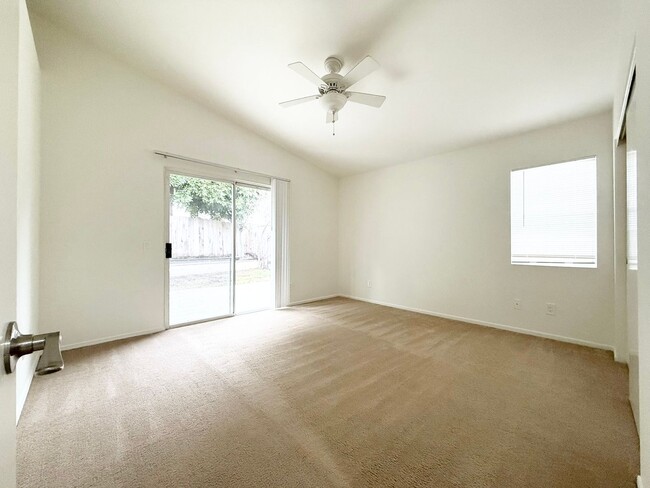 Building Photo - Single Story in Rancho Del Oro!