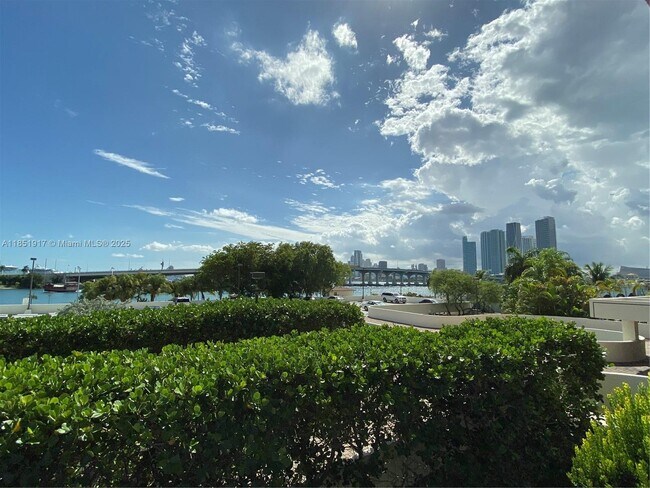 Building Photo - 801 N Venetian Dr