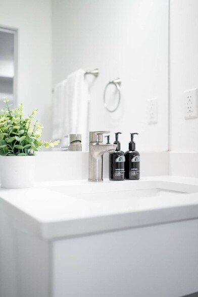 Building Photo - 1136 Crescent Ave NE