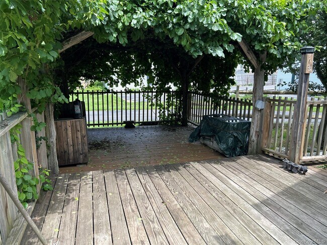 Building Photo - 5-5 Millerton Green Cir