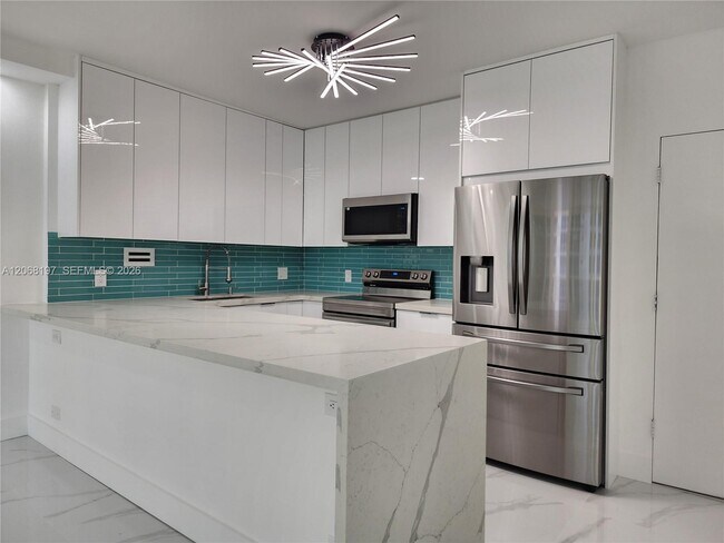 Building Photo - 3505 S Ocean Dr