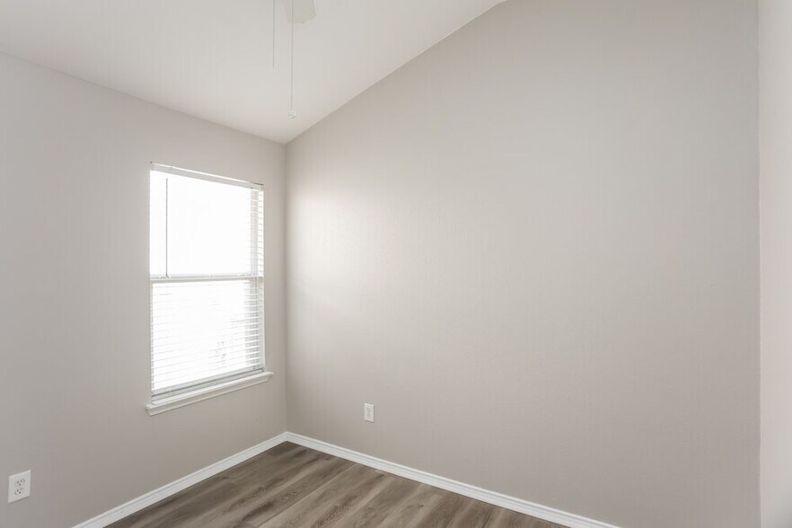 Building Photo - 914 Pryor Dr