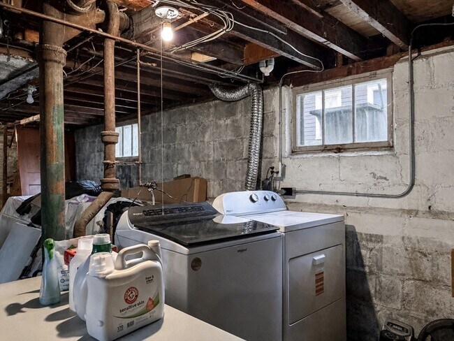 Building Photo - 104 Hooker St