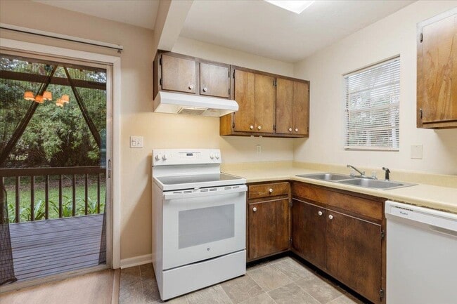 Building Photo - 1557 Live Oak Dr