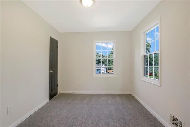 Building Photo - 551 Valley Hill Rd SE