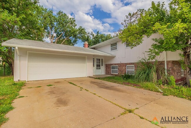 Primary Photo - Must See Home! Tons of Space!