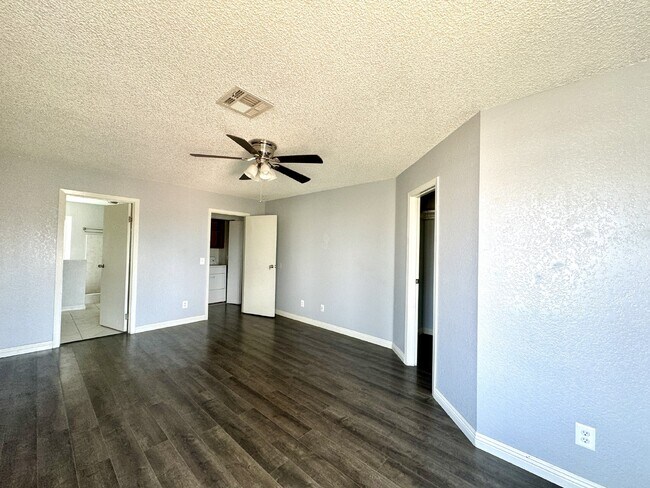 Building Photo - 4BD/3BA Henderson Townhome with Fireplace,...