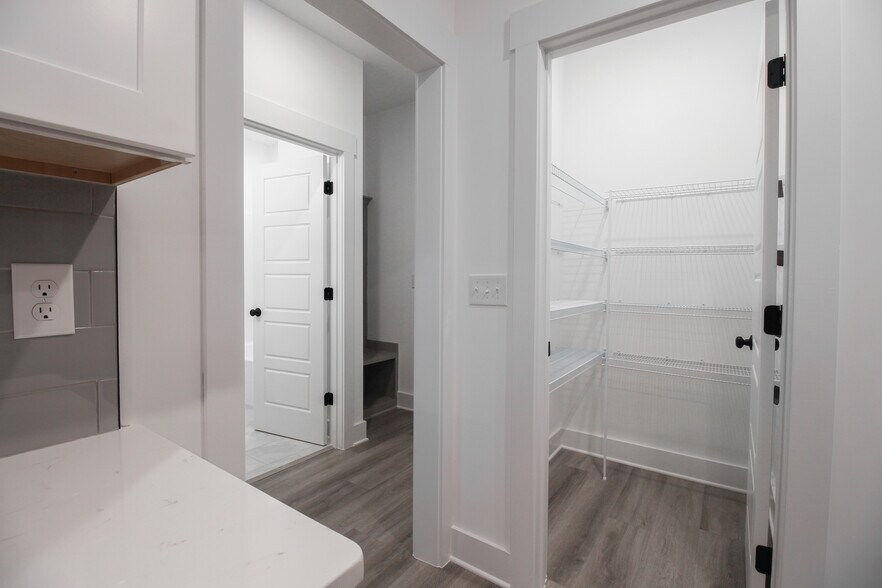 Building Photo - 2036 Warbler Dr