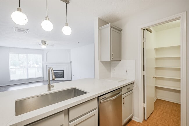 Building Photo - 8051 Bay Branch Dr