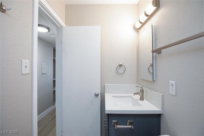 Building Photo - 1300 E Nelson Ave