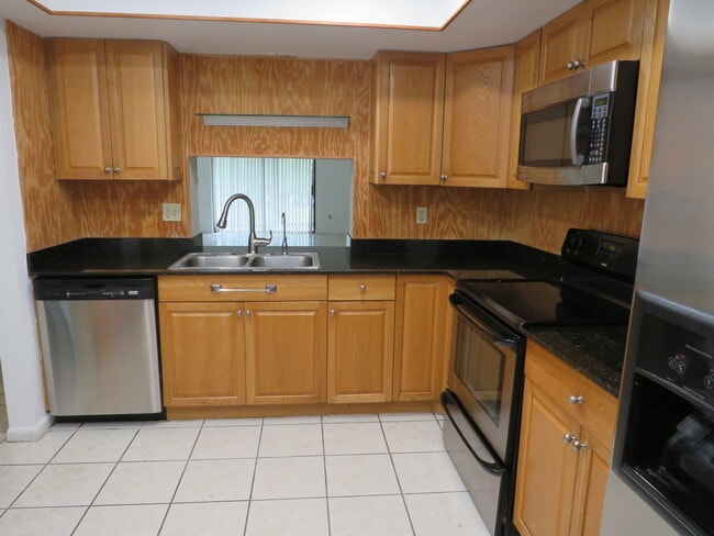 Building Photo - 16091 Blatt Blvd