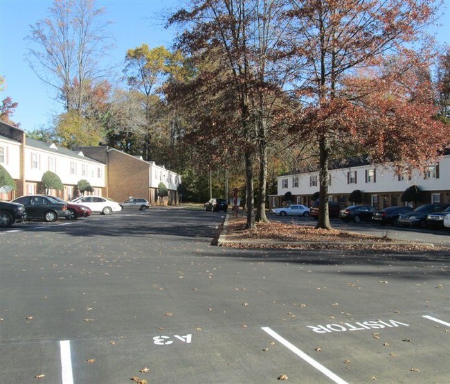 Building Photo - 4502 Rolling Hill Dr