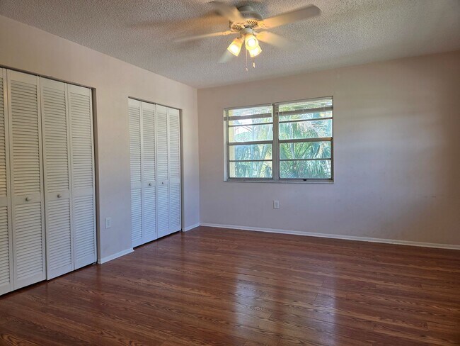 Building Photo - NEW PRICE / Summer Lakes-N Tamiami Trail