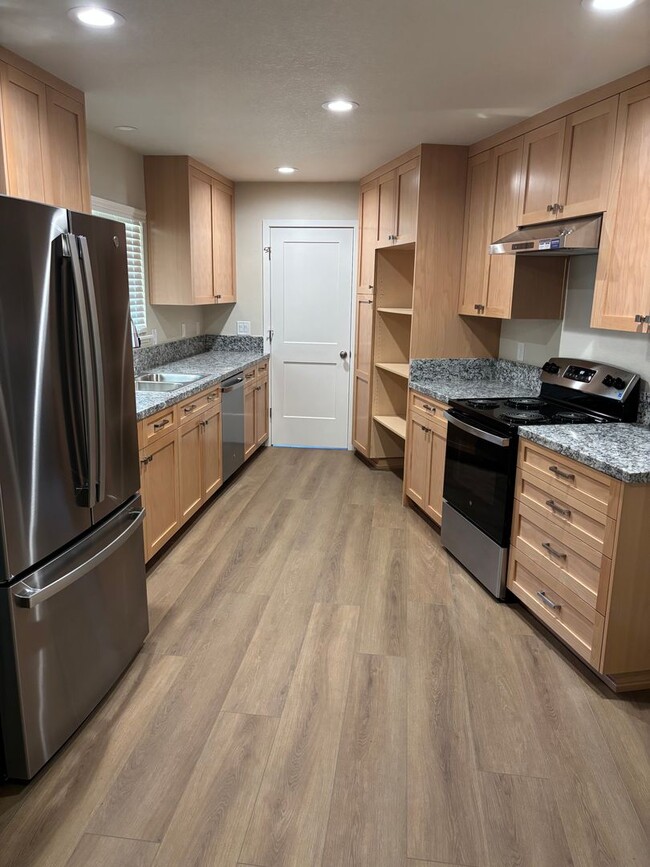Building Photo - 3 BD 2 BA House in Yuba City! AVAILABLE NOW!! RENT SPECIAL-MOVE-IN MAY AND GET $400 OFF AUGUST RENT