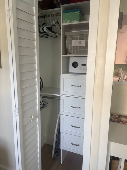 Closet - 3203 NE 5th St