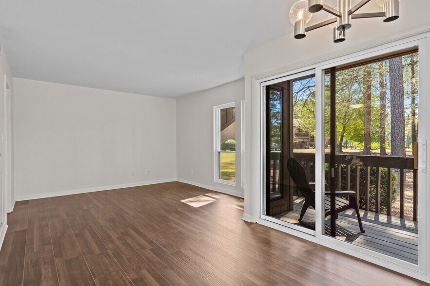 Building Photo - 10 Pine Tree Rd