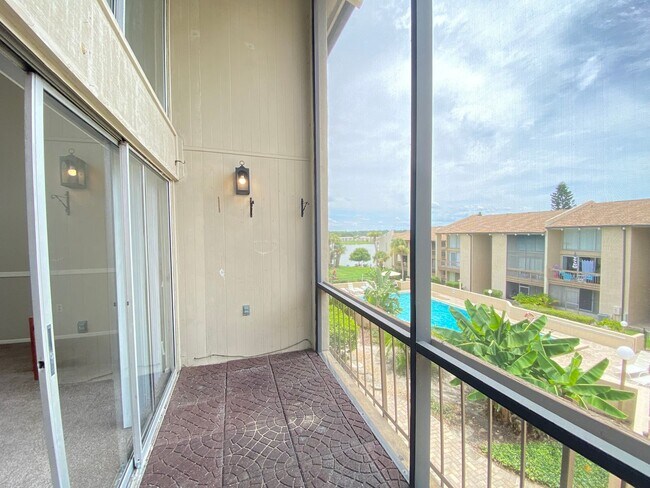 Building Photo - SANDY COVE CONDO - 1BR/1BA WITH BALCONY