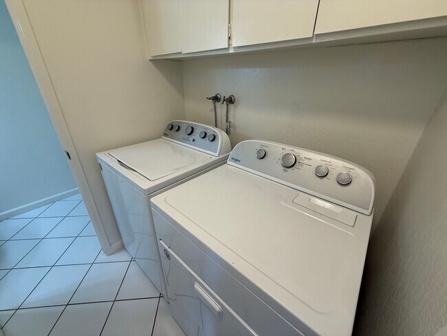 Building Photo - PENDING WITH ACCEPTED APPLICATION - LARGE ...