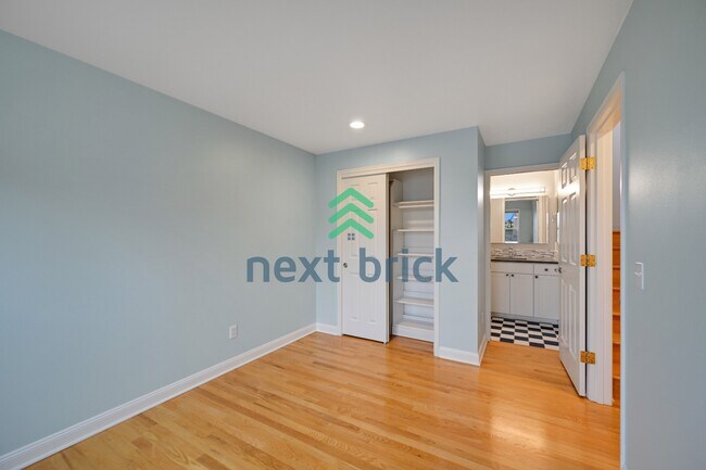 Building Photo - "Charming Victorian-style craftsman 3-Bedroom Townhouse with 2.5 Baths – 1610 Sq Ft of Comfortabl...