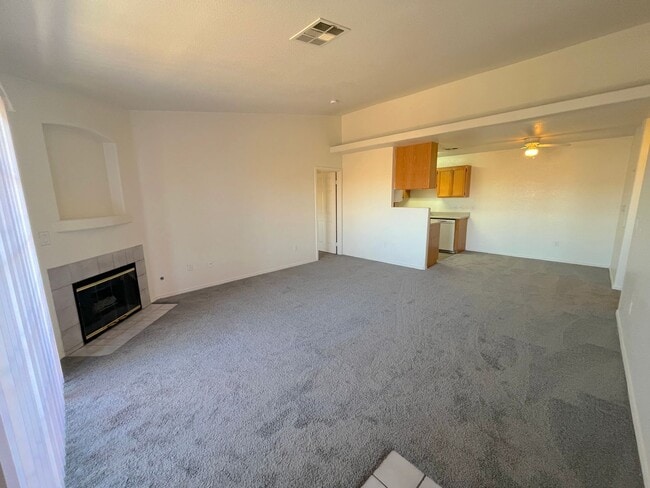 Building Photo - SPACIOUS AND BRIGHT 2 bed/2 bath In gated community