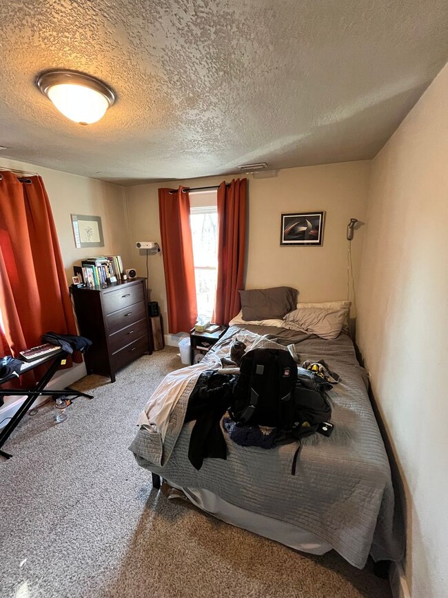 Building Photo - Stunning 4 Bed Home West of Drake