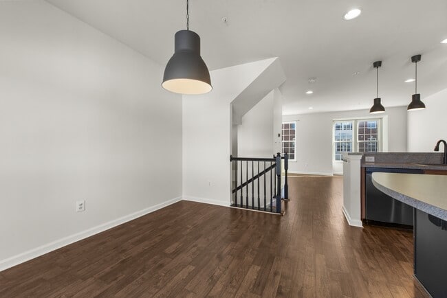 Building Photo - 712 White Walnut Ln