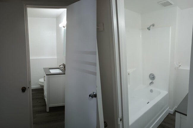 Building Photo - 1403 N Woodland Dr
