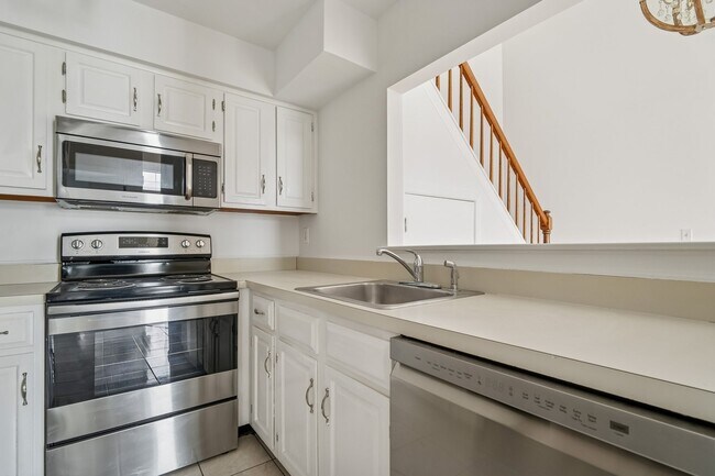 Building Photo - 6 Ray Ct