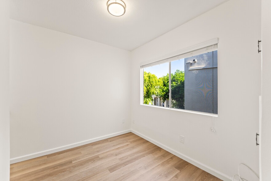 Upstairs Landing - 1214 S Alma St