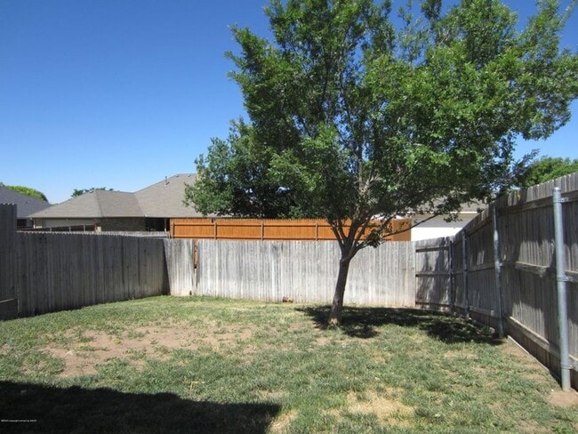 Building Photo - Located in City View 3/2/3 car garage