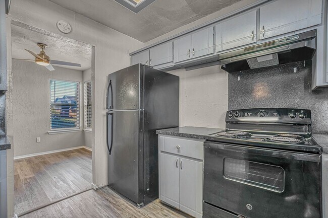 Building Photo - 4028 NW Ozmun Ave