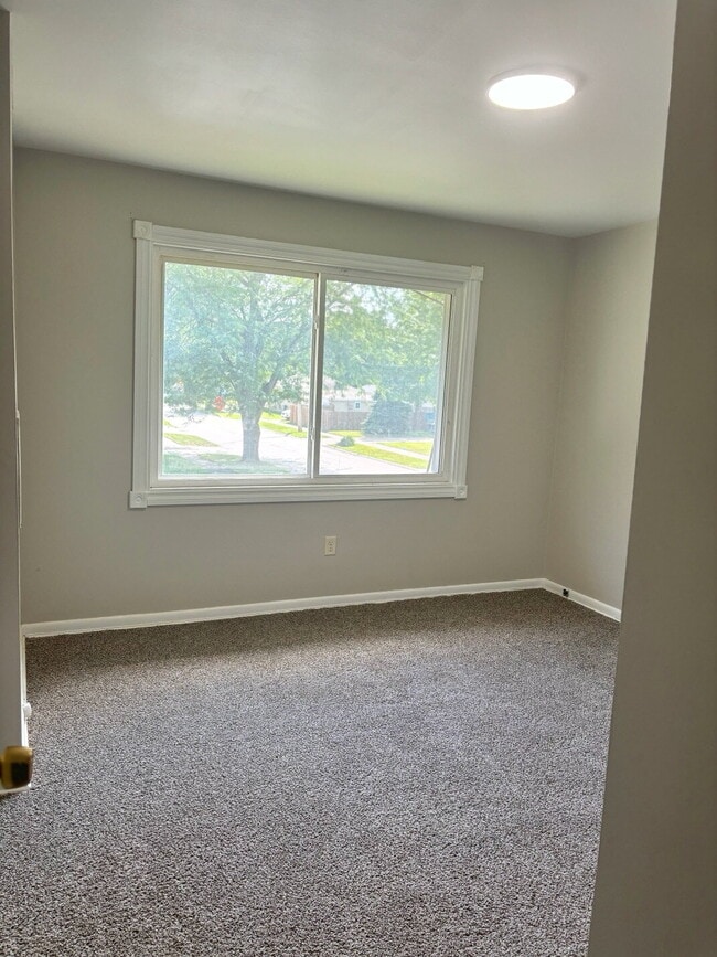 Building Photo - "Charming Saginaw Duplex: Spacious 2-Bedroom Haven with Gleaming Hardwood Floors!"