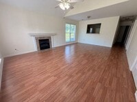 Building Photo - Beautiful and spacious! Ready for move in!
