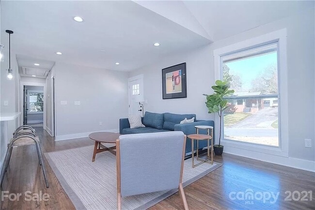 Building Photo - Remodeled 3 bed, 2 bath home in Plaza-Shamrock!