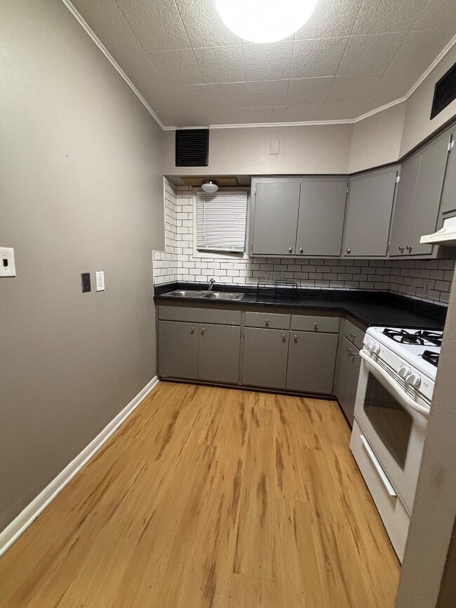 Building Photo - 705 E Center St