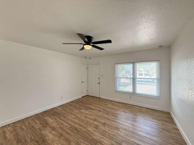 Building Photo - 5542 Snow Fox Dr