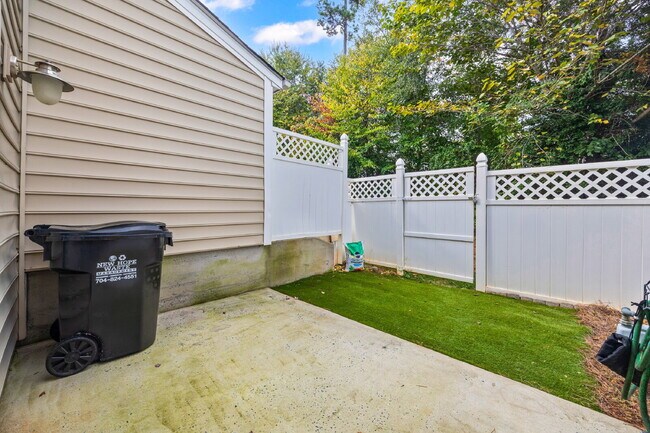 Building Photo - "Charming 2-Bedroom Townhouse Retreat in B...