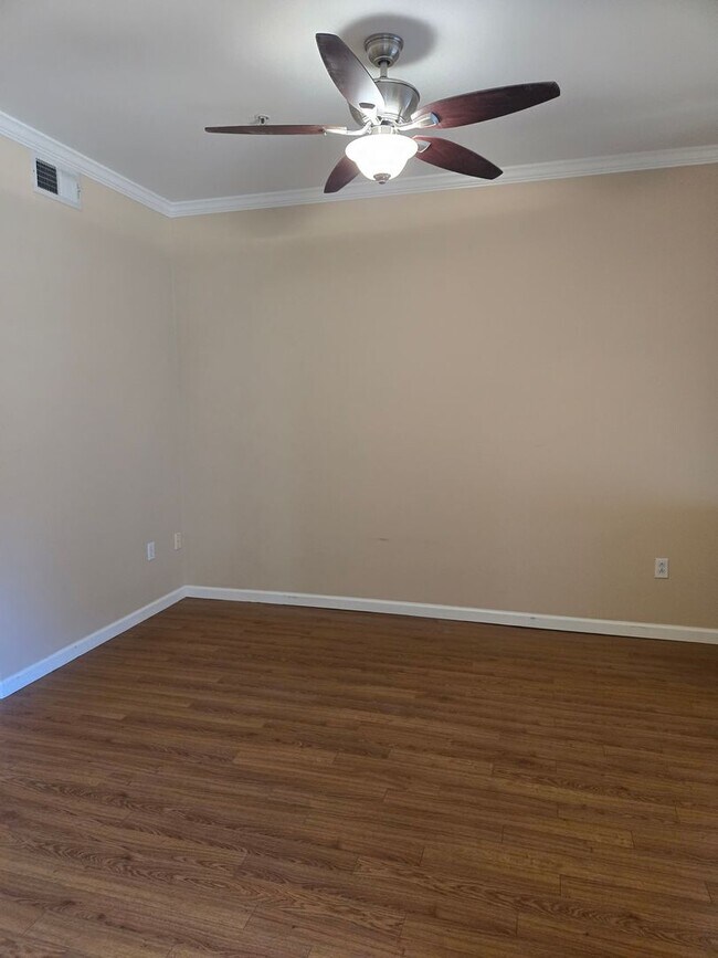 Building Photo - Charming 1-Bedroom 1-Bath Condo in Biltmore Area
