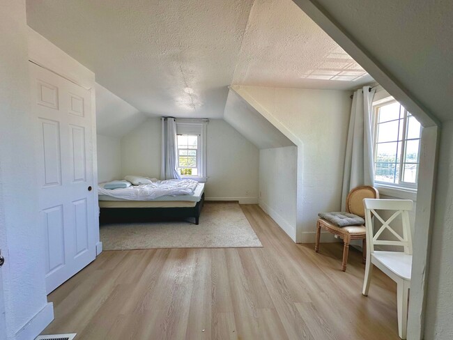 Building Photo - Spacious 3BR 2BA | 3-Level Home in Renton